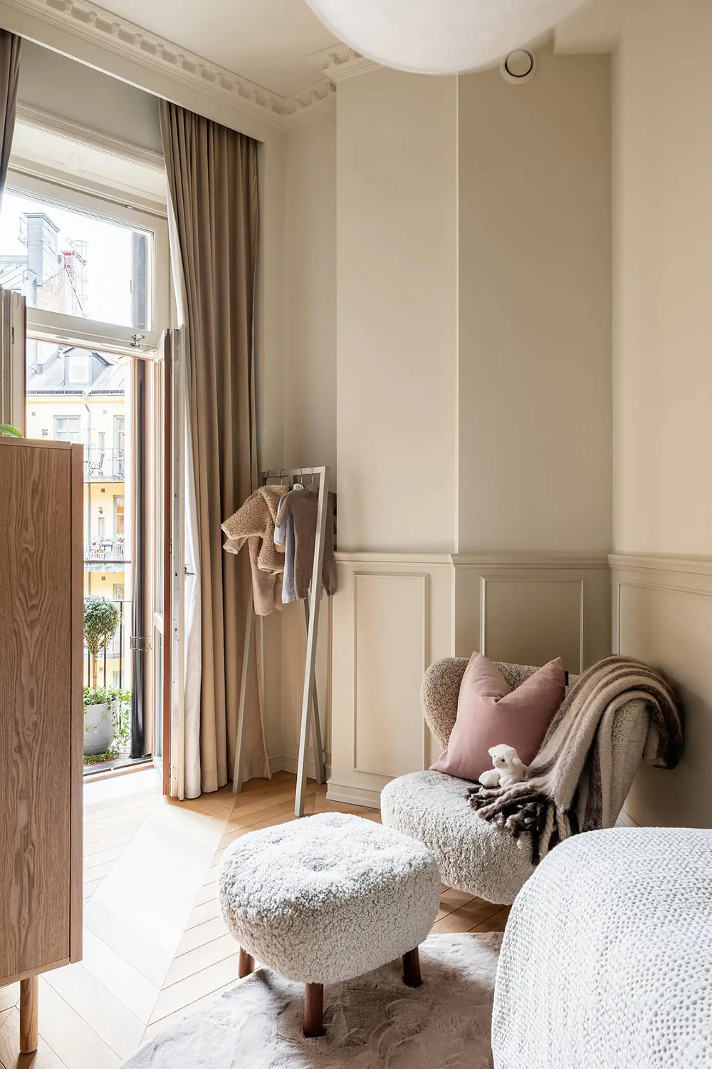 Лепнина, цветной потолок и стильный декор: квартира в Стокгольме (90 кв. м) - Gallery image 20