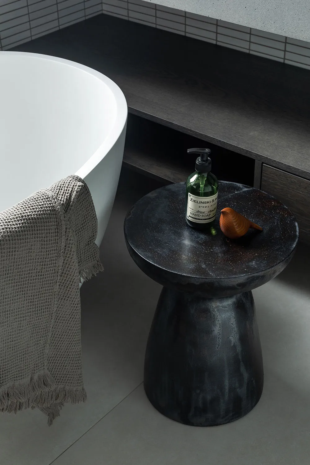 Schwarze Akzente und skandinavische Möbel: Stilvolle Wohnung in Kiew - Gallery image 19