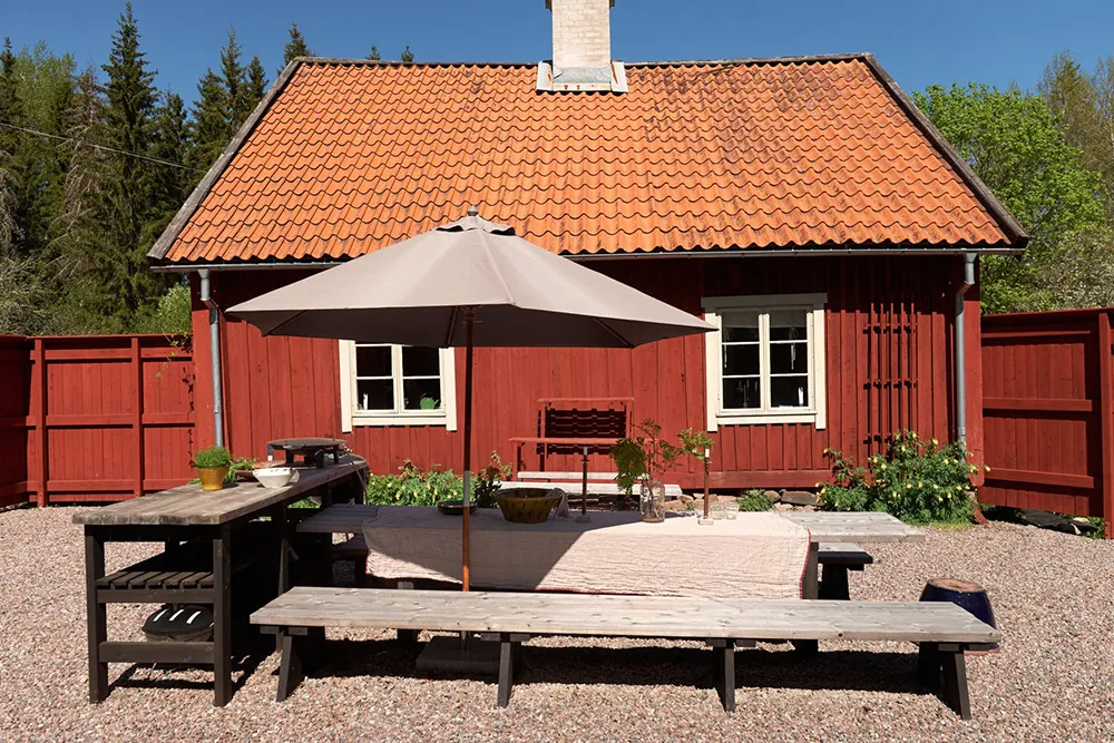 Kleine schwedische Sommerhütte des 18. Jahrhunderts am Waldrand in Schweden - Gallery image 21