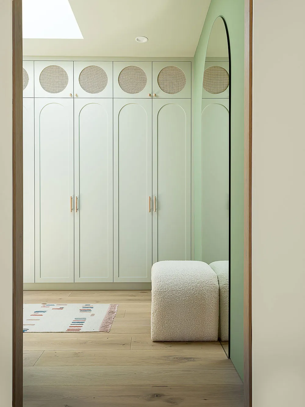 Уютная простота в дизайне современного дома с бассейном в Калифорнии - Gallery image 30