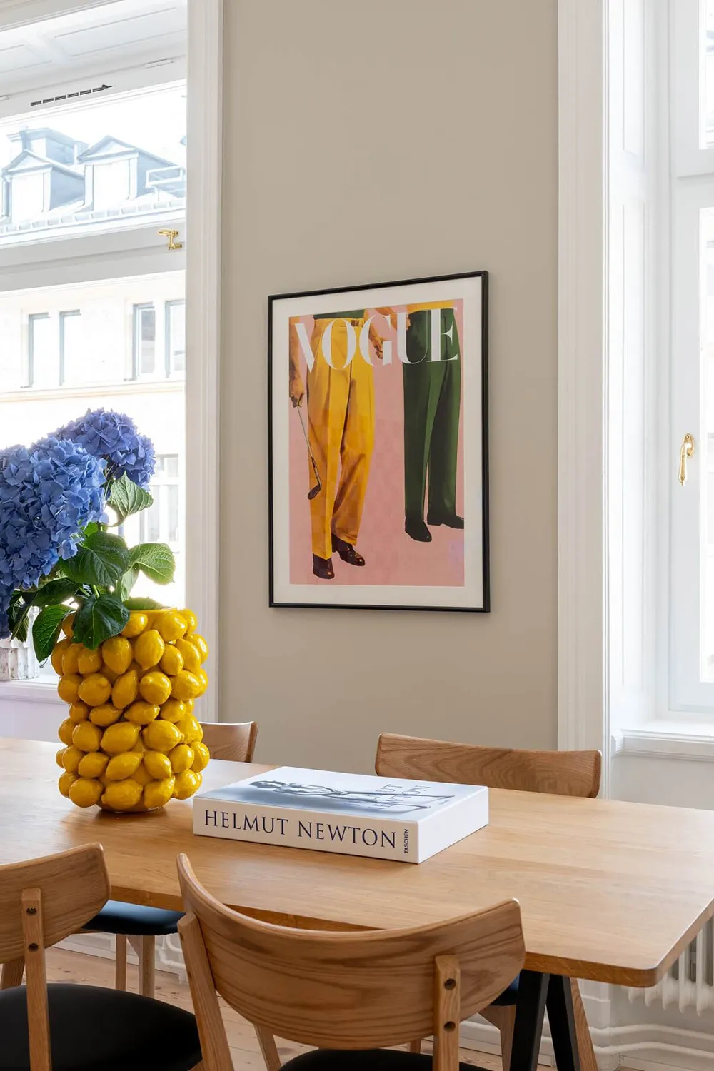 Toro antiguo y sofá manchado: apartamento sueco con decoración ecléctica - Gallery image 1