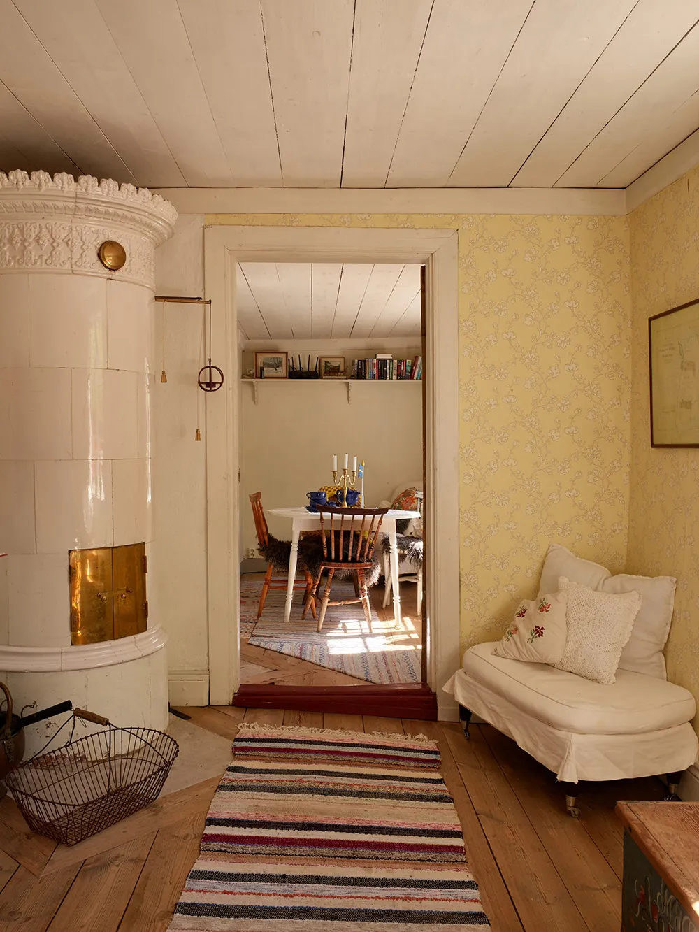 Kleine schwedische Sommerhütte des 18. Jahrhunderts am Waldrand in Schweden - Gallery image 16