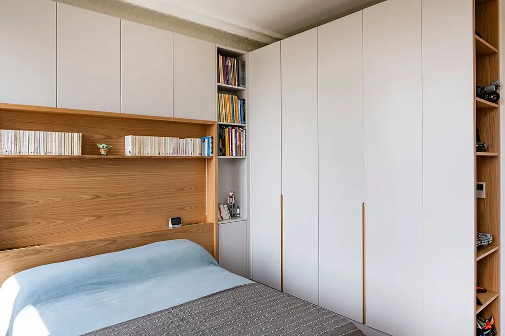 Vert et bleu foncé dans les intérieurs d'une élégante appartement parisien - Gallery image 21