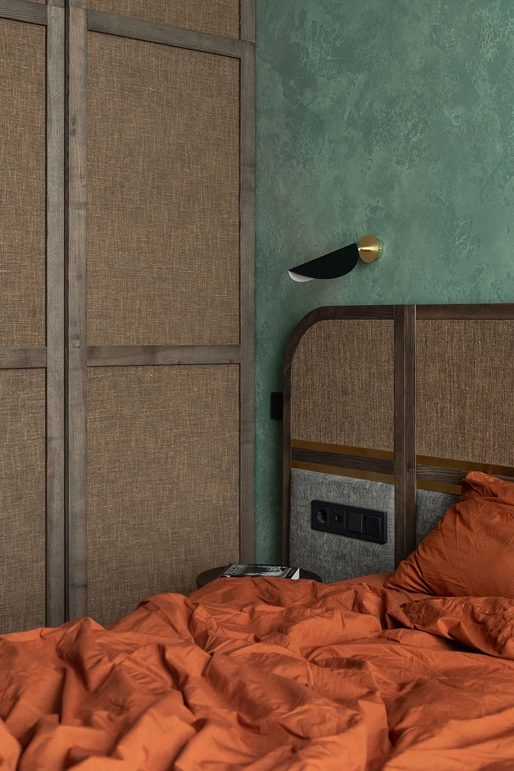 Schwarze Akzente und skandinavische Möbel: Stilvolle Wohnung in Kiew - Gallery image 27