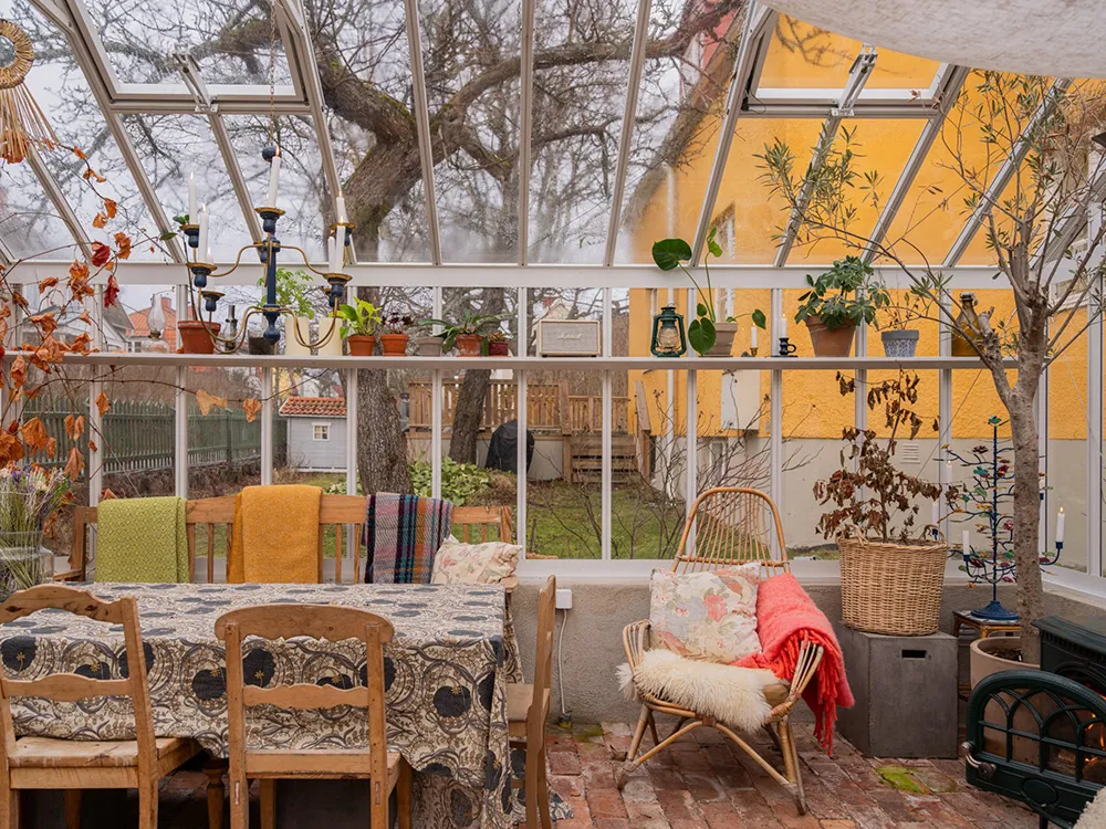 Красиві відтінки в інтер’єрах та зимовий сад: незвичайна дача в Швеції - Gallery image 42