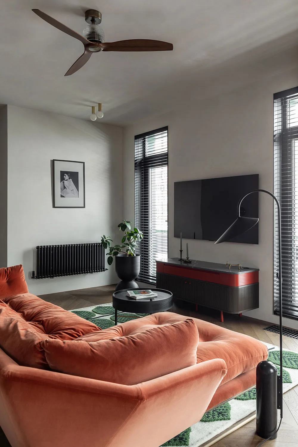 Schwarze Akzente und skandinavische Möbel: Stilvolle Wohnung in Kiew - Gallery image 11