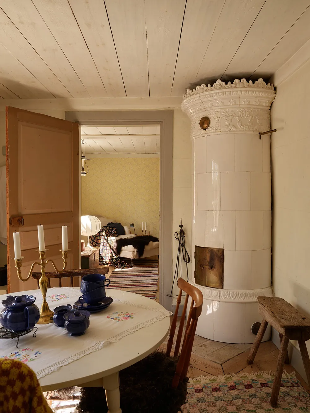 Kleine schwedische Sommerhütte des 18. Jahrhunderts am Waldrand in Schweden - Gallery image 7