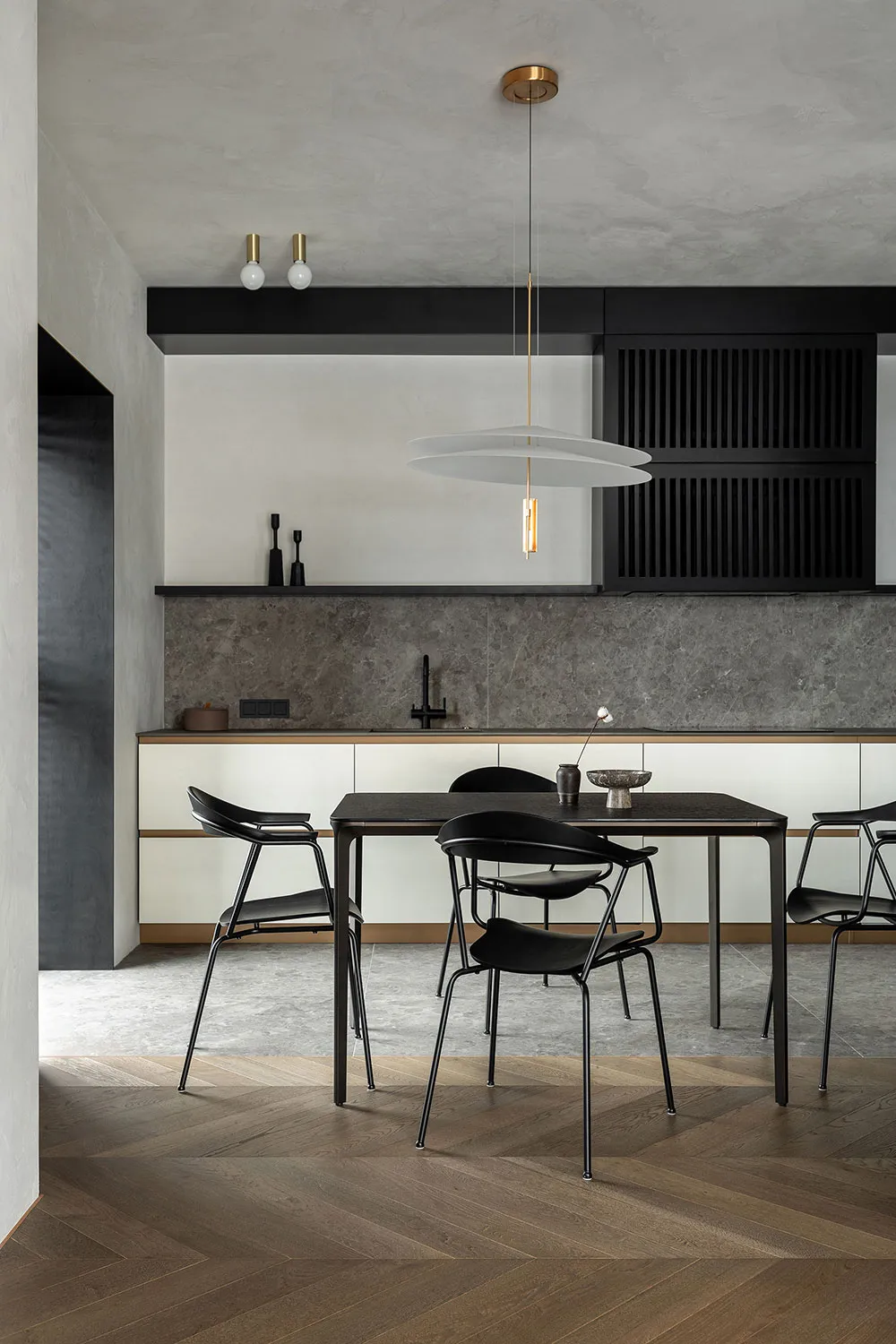 Schwarze Akzente und skandinavische Möbel: Stilvolle Wohnung in Kiew - Gallery image 6