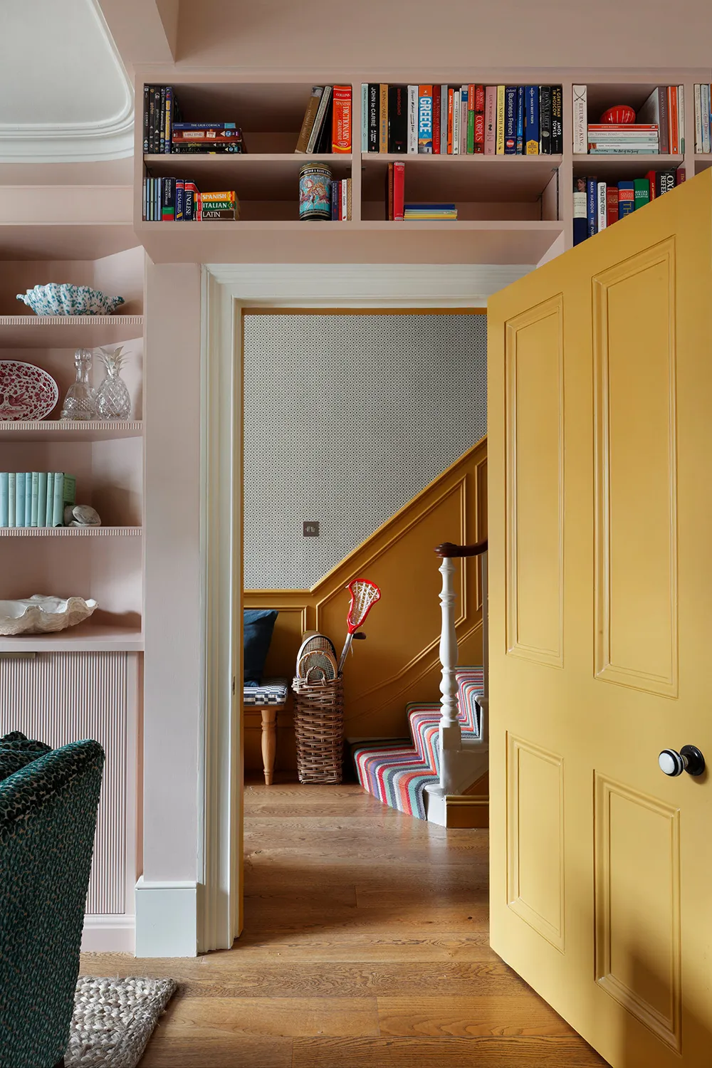 Interior inglés acogedor en tonos elegantes - Gallery image 4