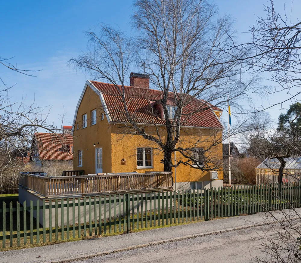 Красиві відтінки в інтер’єрах та зимовий сад: незвичайна дача в Швеції - Gallery image 1