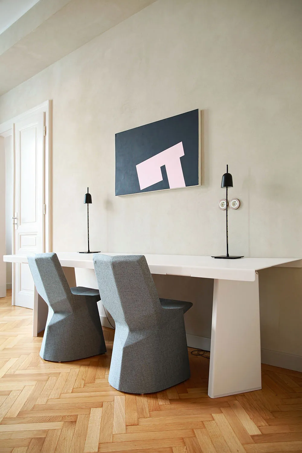 Mueble de diseño y minimalismo elegante: apartamento en edificio histórico en Trieste, Italia - Gallery image 10