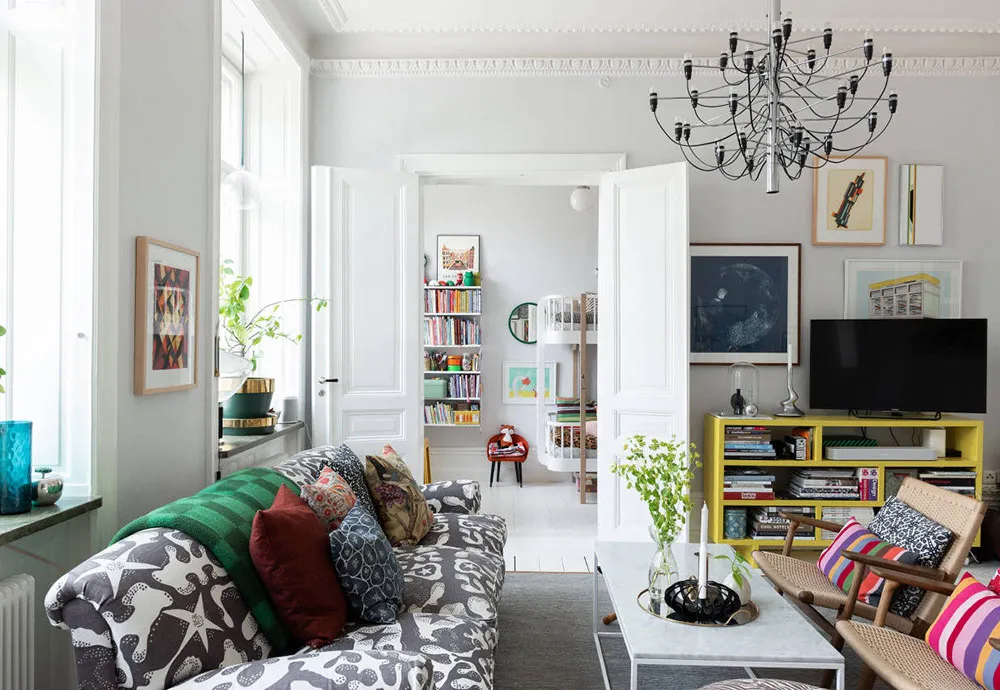 Mar de impresiones y posters en el interior de un apartamento escandinavo blanco - Gallery image 1