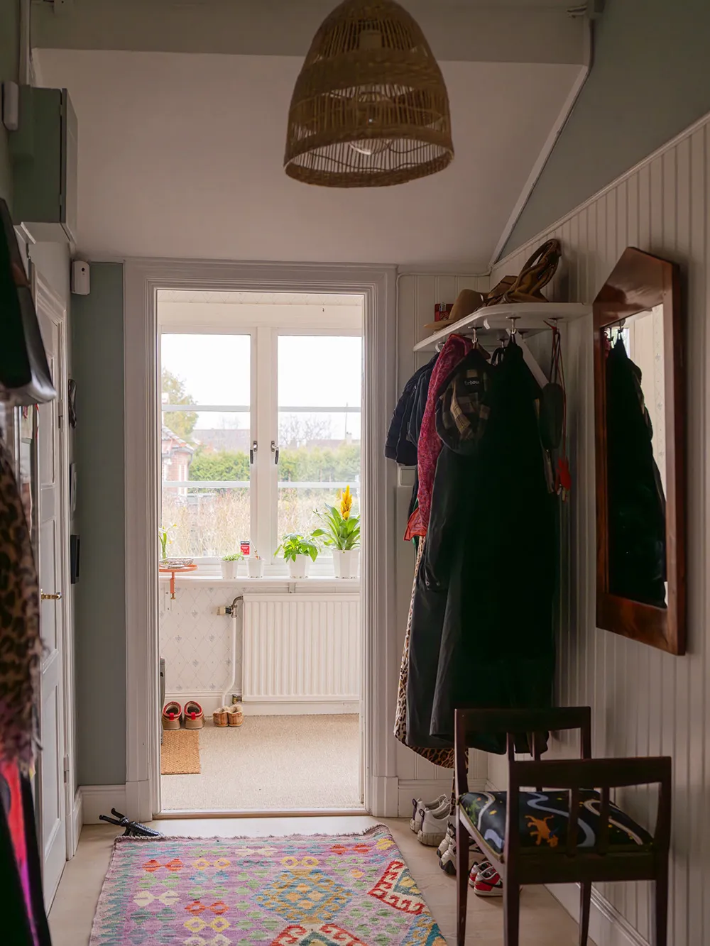 Красиві відтінки в інтер’єрах та зимовий сад: незвичайна дача в Швеції - Gallery image 39