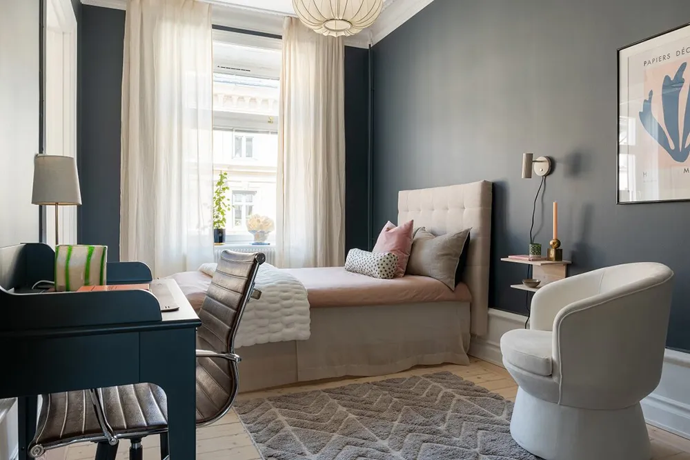 Toro antiguo y sofá manchado: apartamento sueco con decoración ecléctica - Gallery image 11