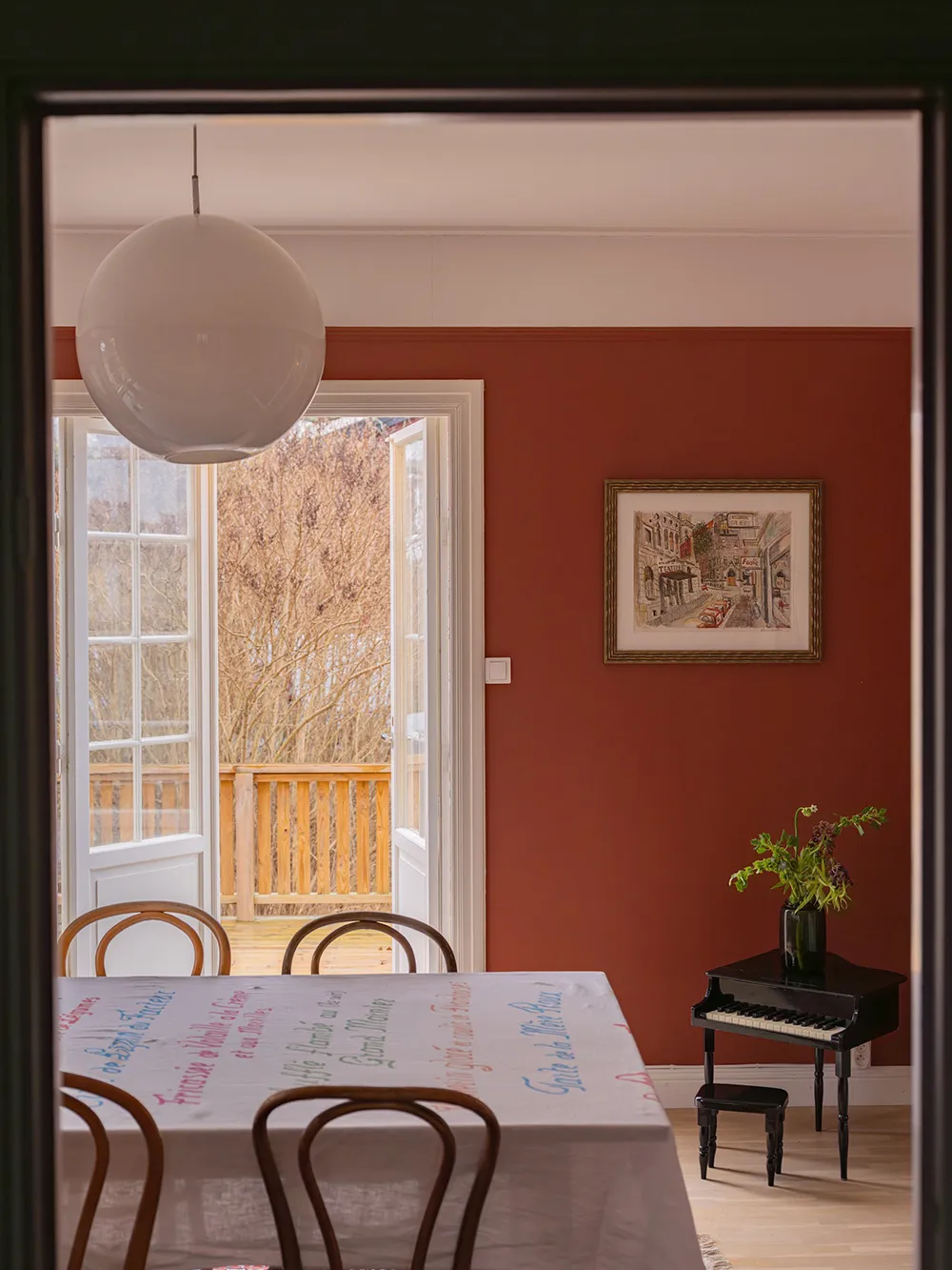 Красиві відтінки в інтер’єрах та зимовий сад: незвичайна дача в Швеції - Gallery image 8