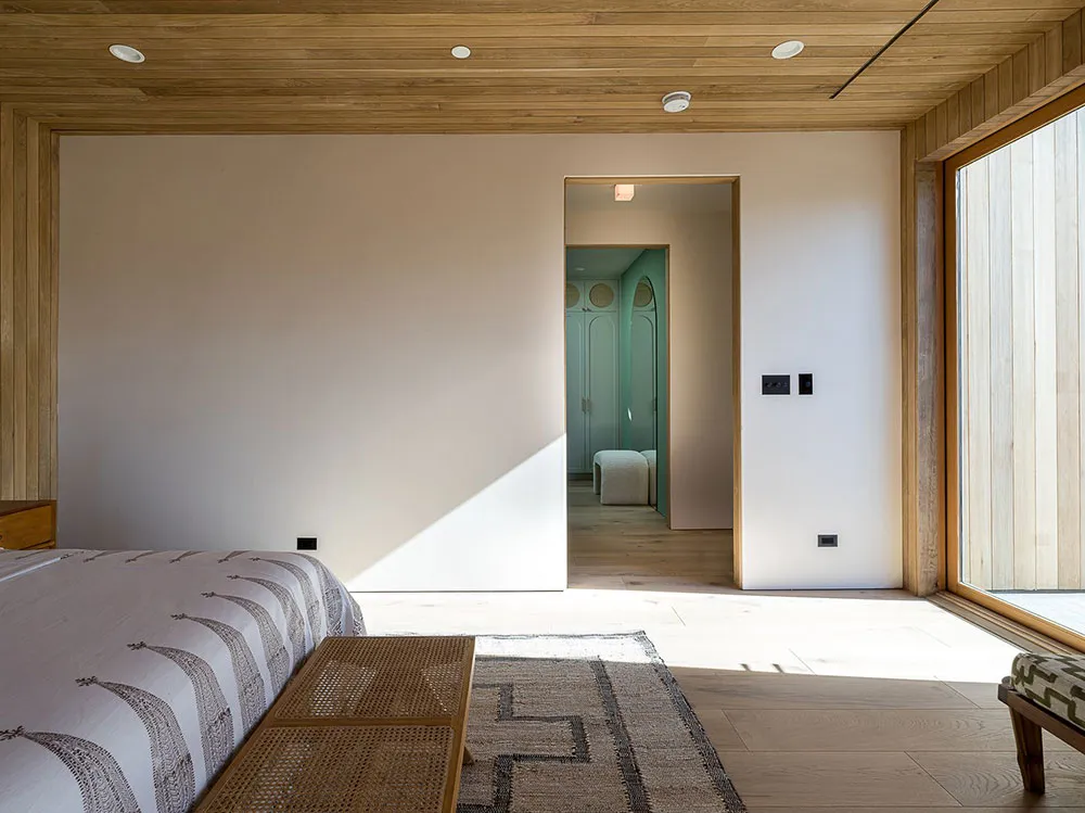 Уютная простота в дизайне современного дома с бассейном в Калифорнии - Gallery image 23