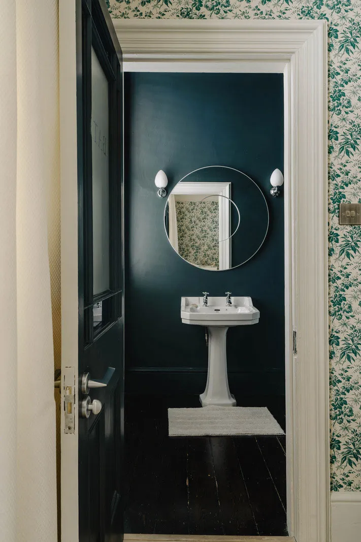 Taunhaus victoriano en Londres con interiores atmosféricos en una gama de colores elegante - Gallery image 16