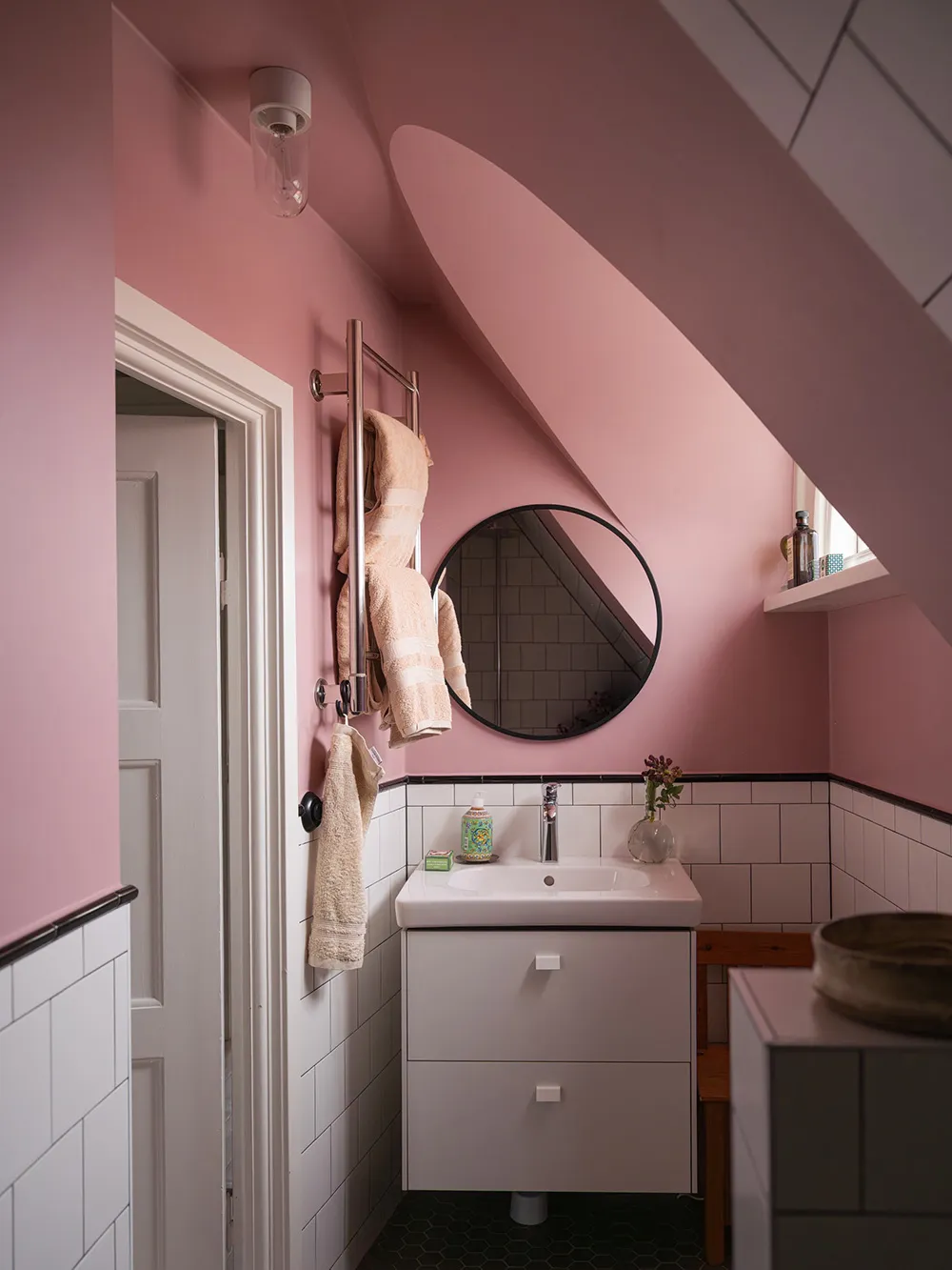 Красиві відтінки в інтер’єрах та зимовий сад: незвичайна дача в Швеції - Gallery image 34