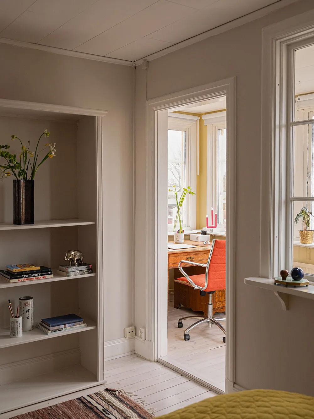 Красиві відтінки в інтер’єрах та зимовий сад: незвичайна дача в Швеції - Gallery image 27