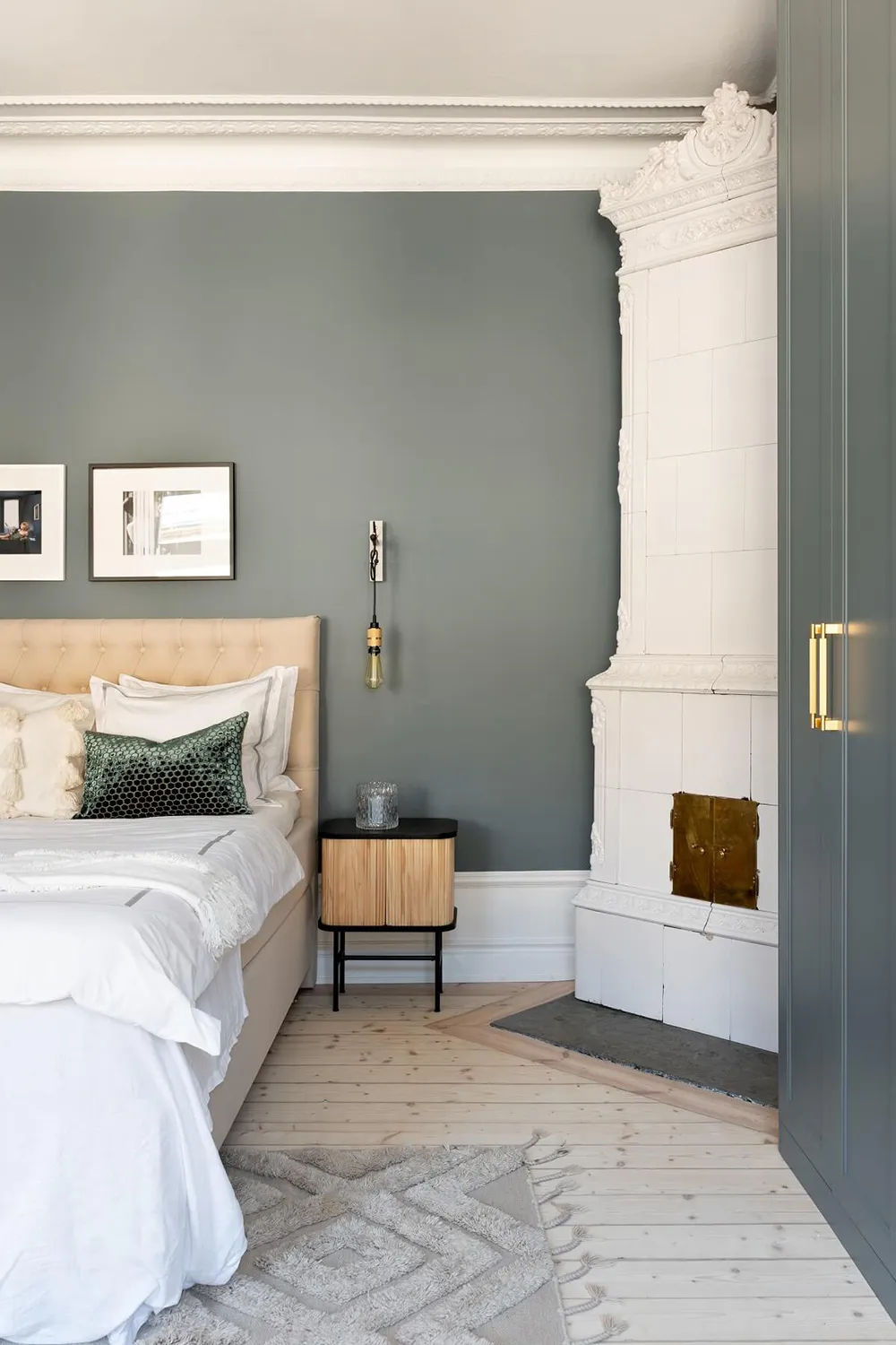 Toro antiguo y sofá manchado: apartamento sueco con decoración ecléctica - Gallery image 5