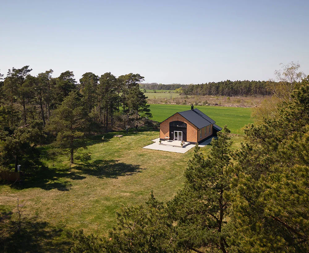 Une maison de camp élégante et confortable dans un ancien dépôt de locomotives sur l'île Gotland - Gallery image 2