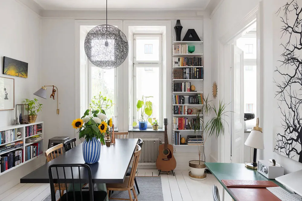 Mar de impresiones y posters en el interior de un apartamento escandinavo blanco - Gallery image 4