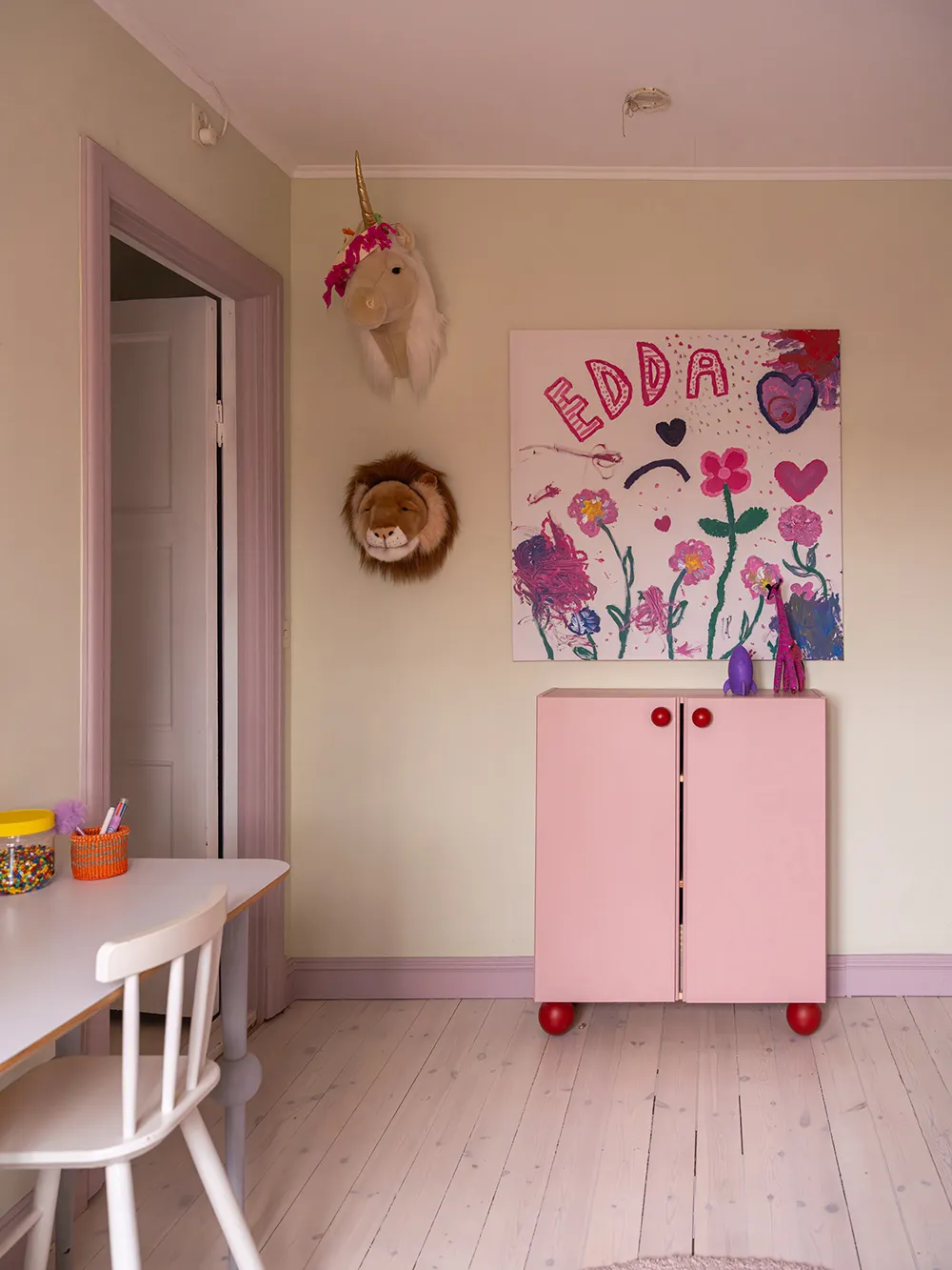 Красиві відтінки в інтер’єрах та зимовий сад: незвичайна дача в Швеції - Gallery image 32