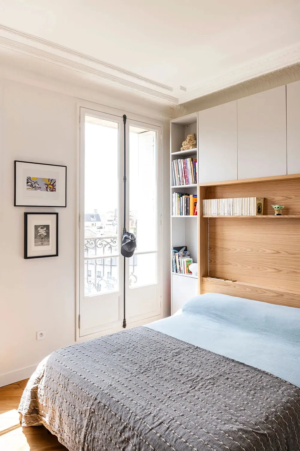 Vert et bleu foncé dans les intérieurs d'une élégante appartement parisien - Gallery image 20