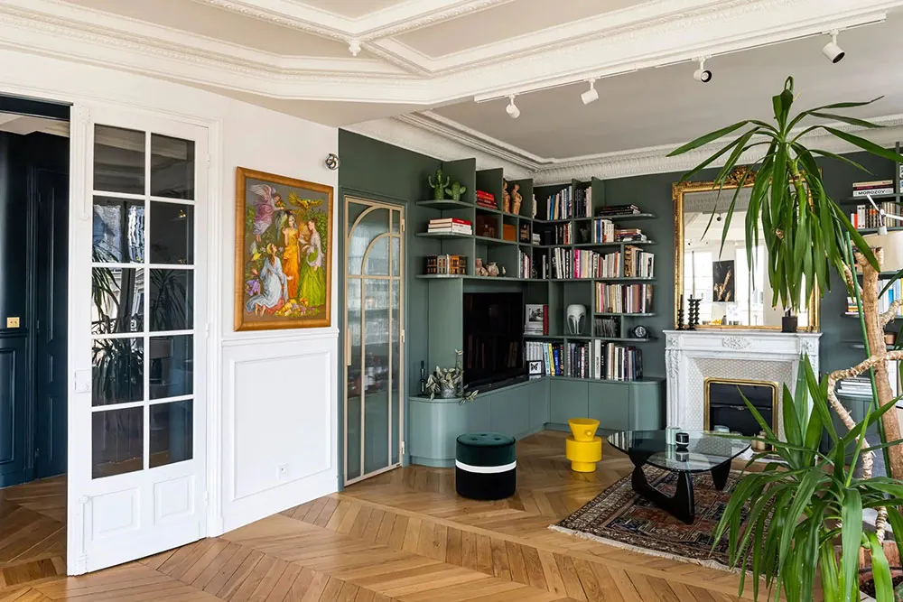 Vert et bleu foncé dans les intérieurs d'une élégante appartement parisien - Gallery image 8