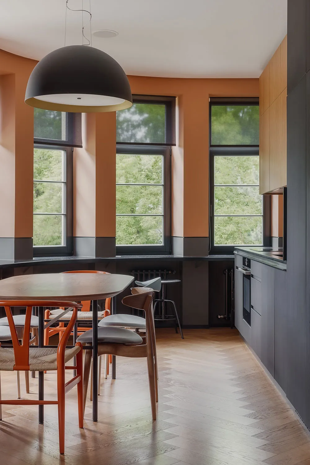 Terracota y oliva: colores hermosos en el diseño de un apartamento inusual en Riga - Gallery image 3