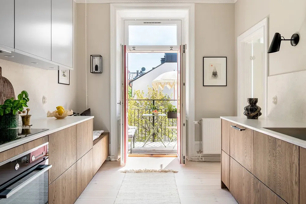 Toro antiguo y sofá manchado: apartamento sueco con decoración ecléctica - Gallery image 17