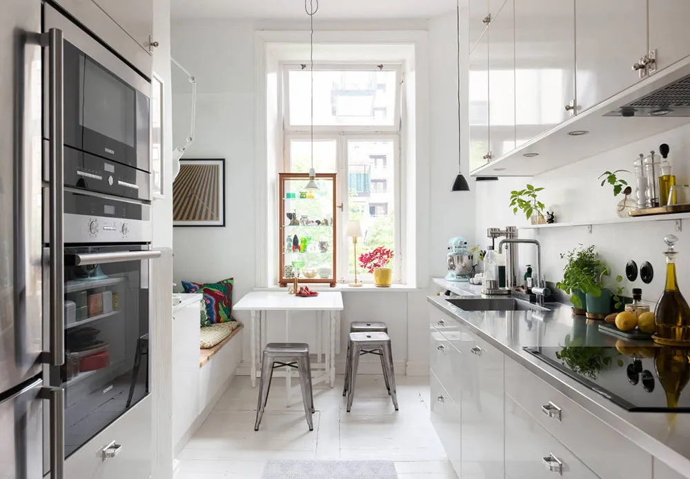 Mar de impresiones y posters en el interior de un apartamento escandinavo blanco - Gallery image 5