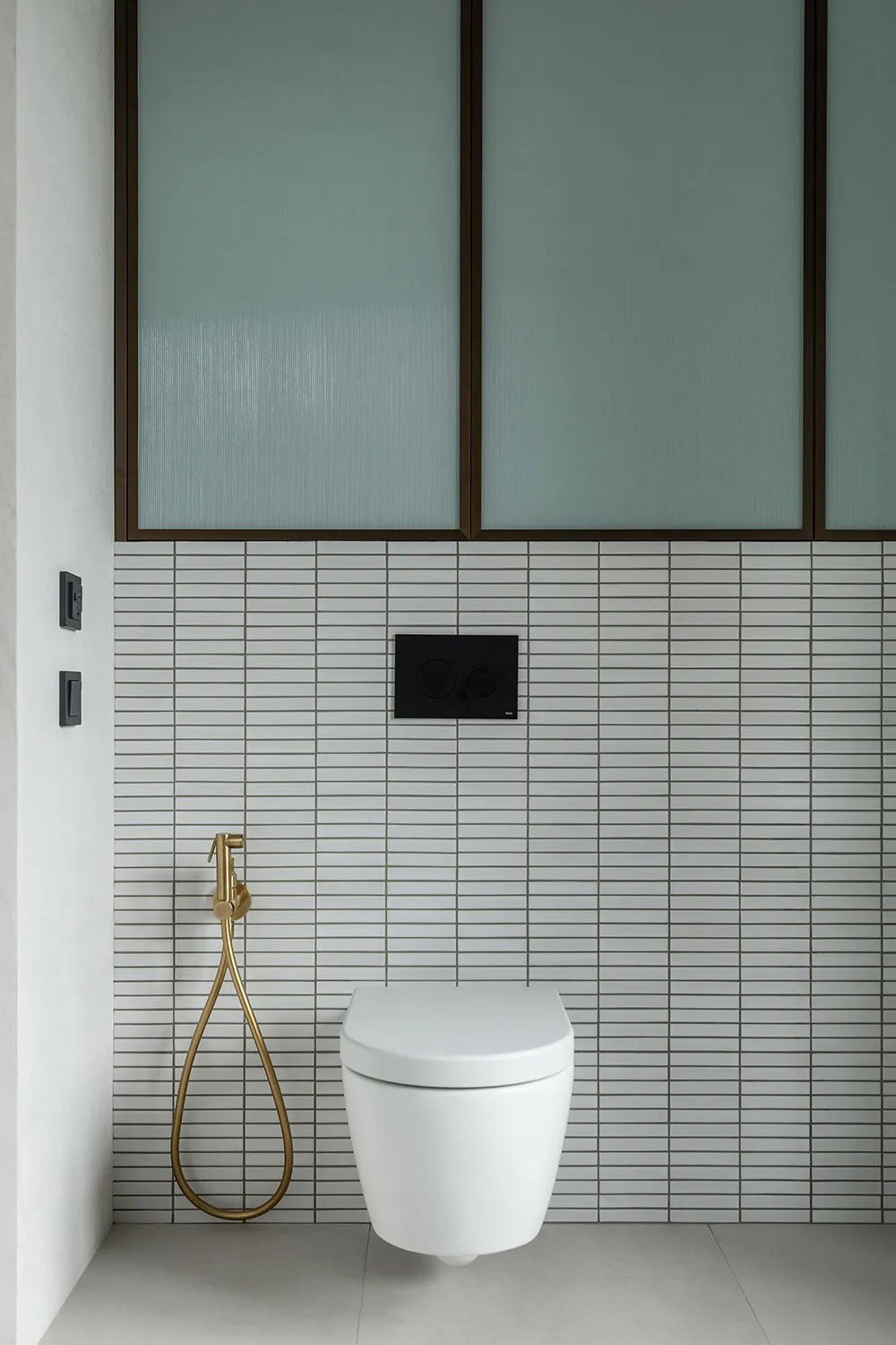 Schwarze Akzente und skandinavische Möbel: Stilvolle Wohnung in Kiew - Gallery image 18