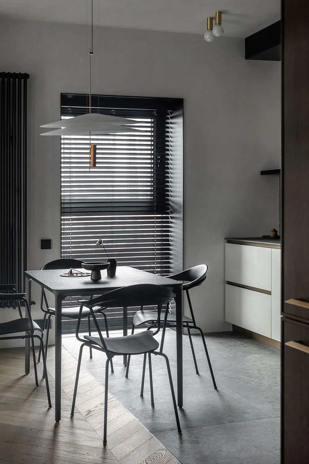 Schwarze Akzente und skandinavische Möbel: Stilvolle Wohnung in Kiew - Gallery image 15