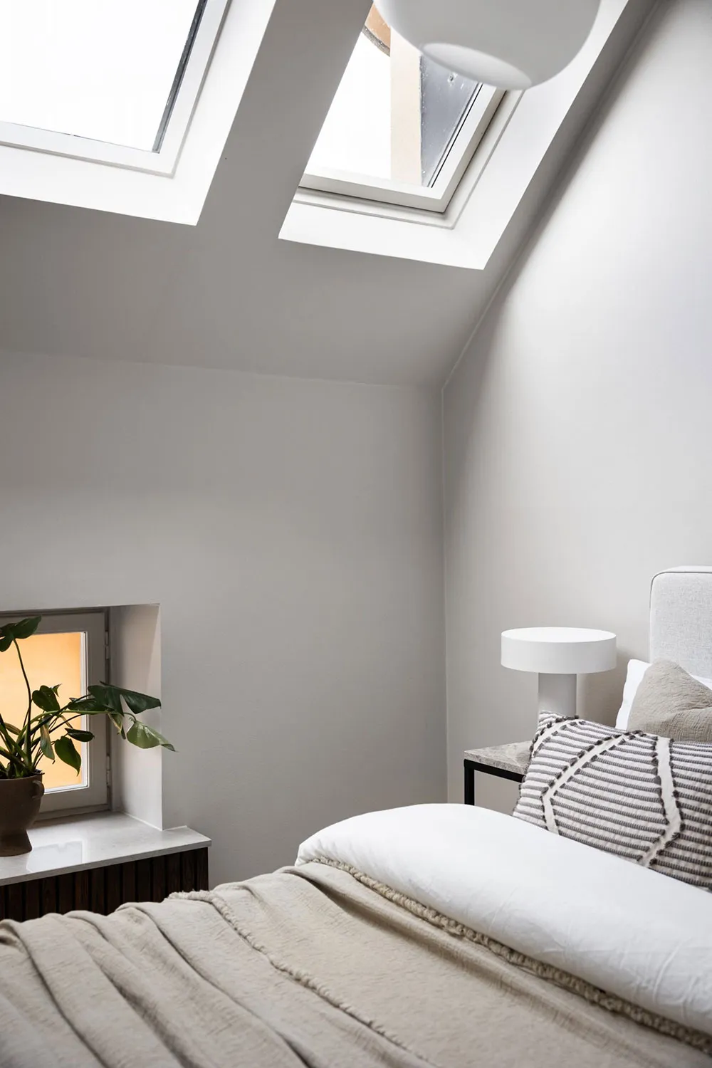 Мансардні вікна та стильний дизайн: вражаючий лофт у Стокгольмі - Gallery image 14