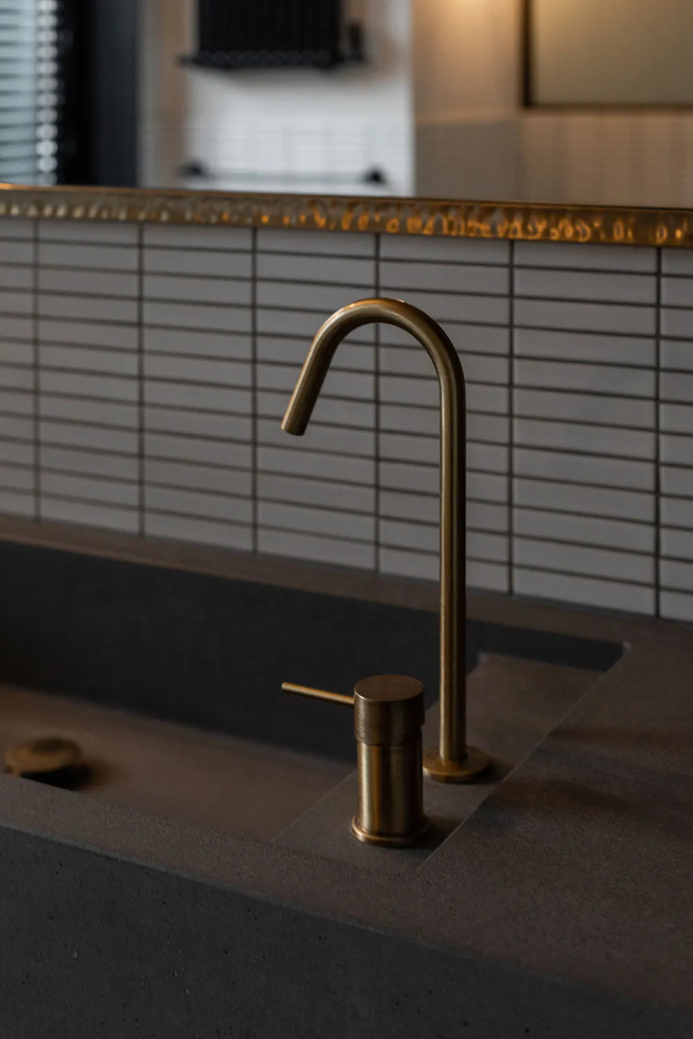 Schwarze Akzente und skandinavische Möbel: Stilvolle Wohnung in Kiew - Gallery image 22