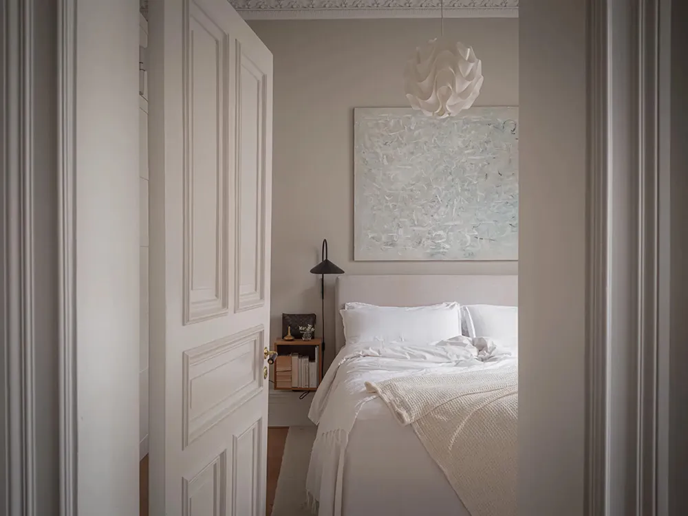 Paredes beige y decoración elegante en una casa sueca (71 m²) - Gallery image 10