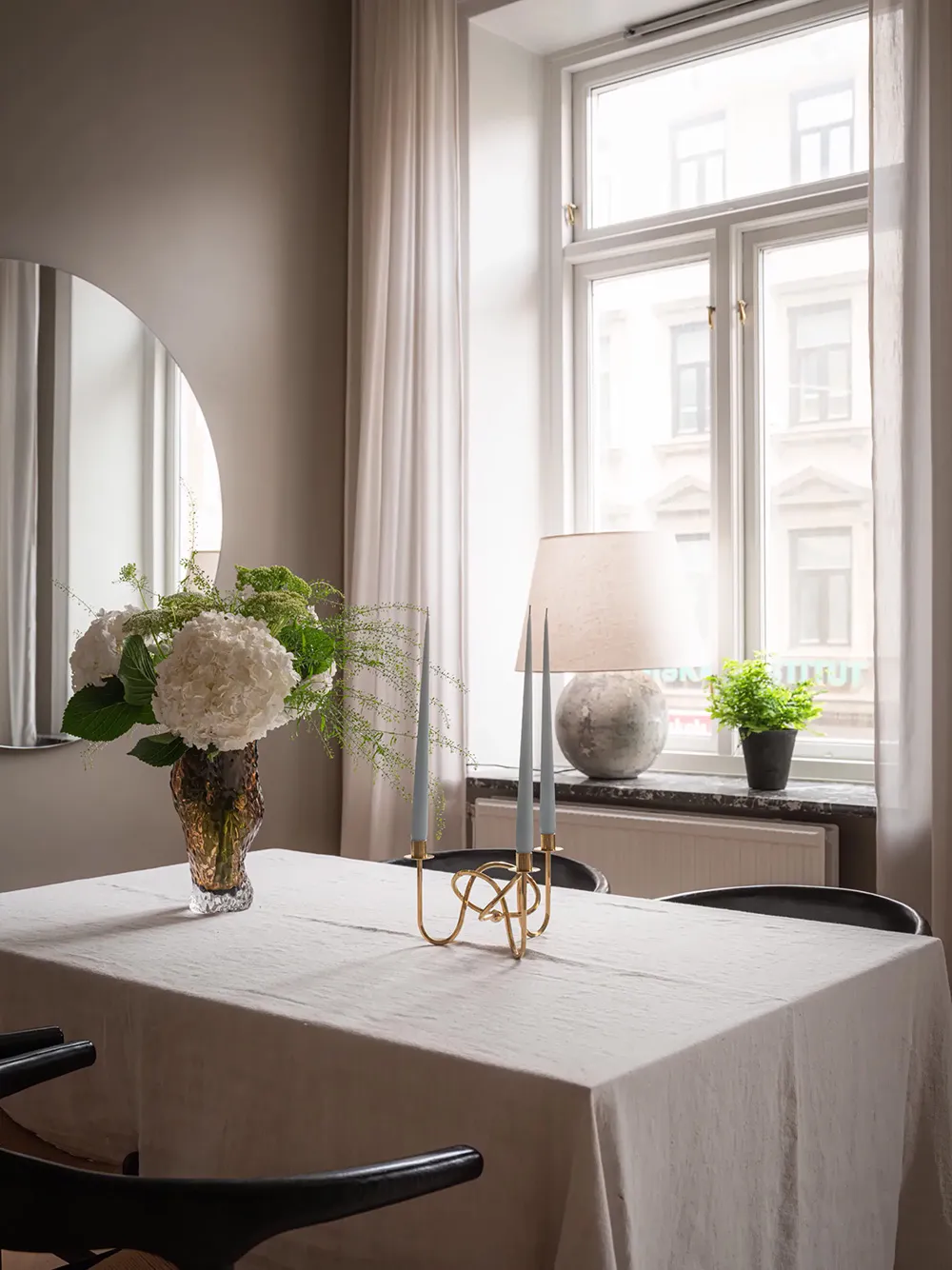 Paredes beige y decoración elegante en una casa sueca (71 m²) - Gallery image 3