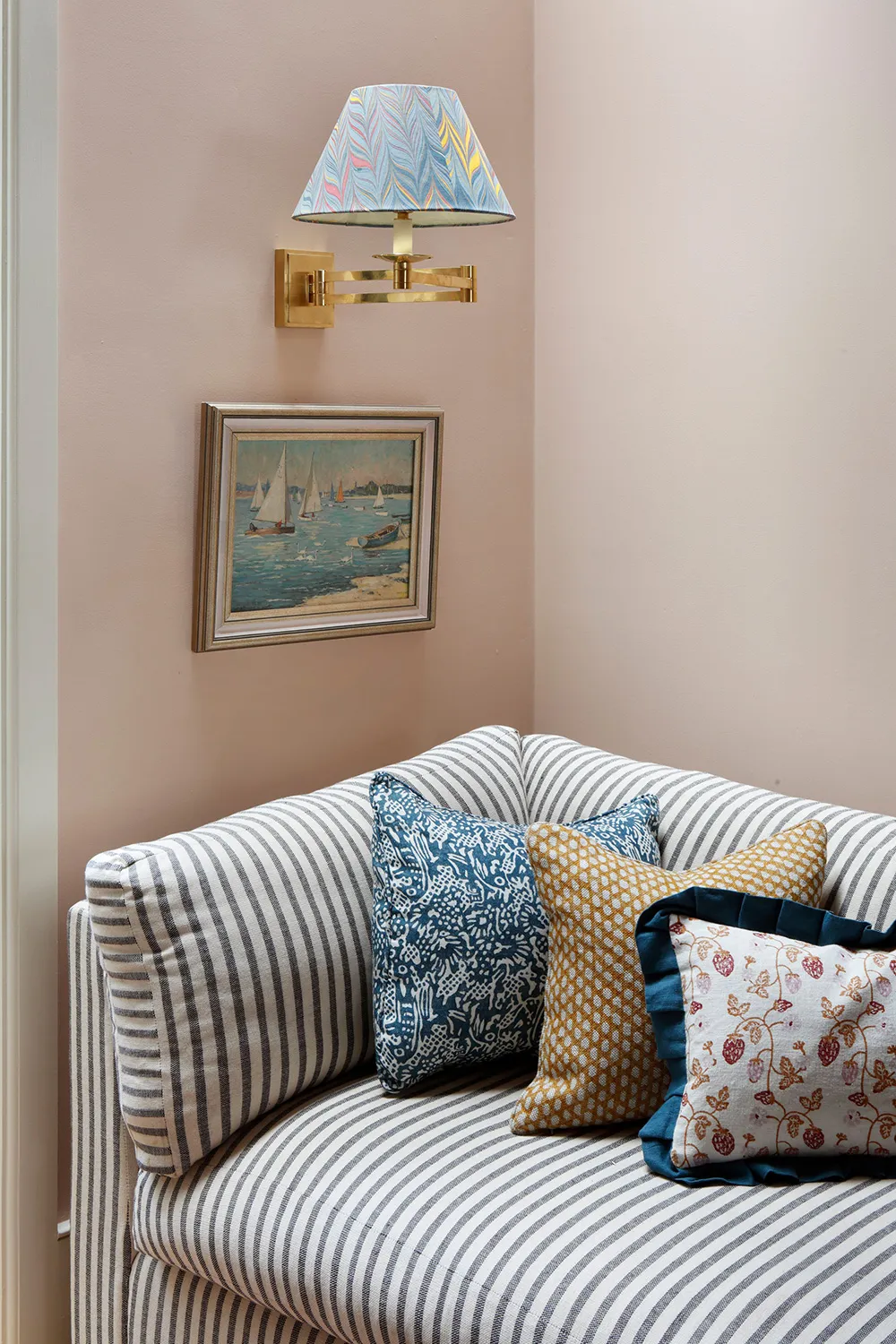 Interior inglés acogedor en tonos elegantes - Gallery image 13