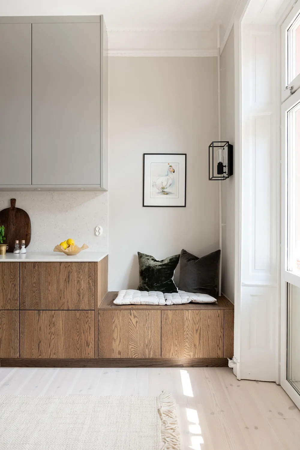 Toro antiguo y sofá manchado: apartamento sueco con decoración ecléctica - Gallery image 18