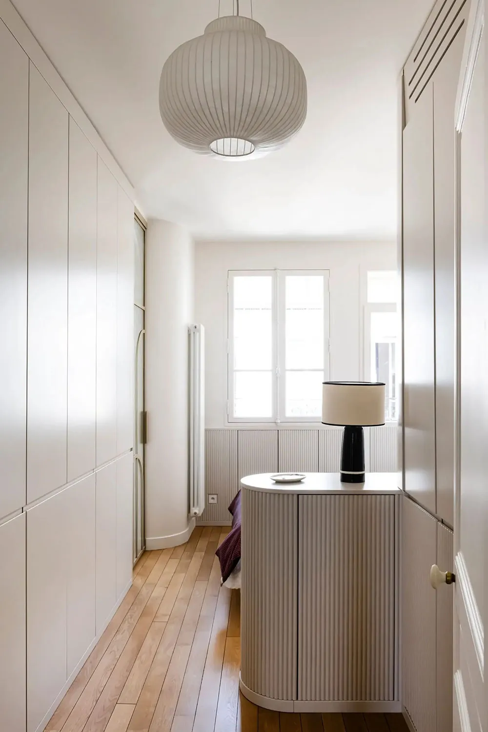 Vert et bleu foncé dans les intérieurs d'une élégante appartement parisien - Gallery image 12