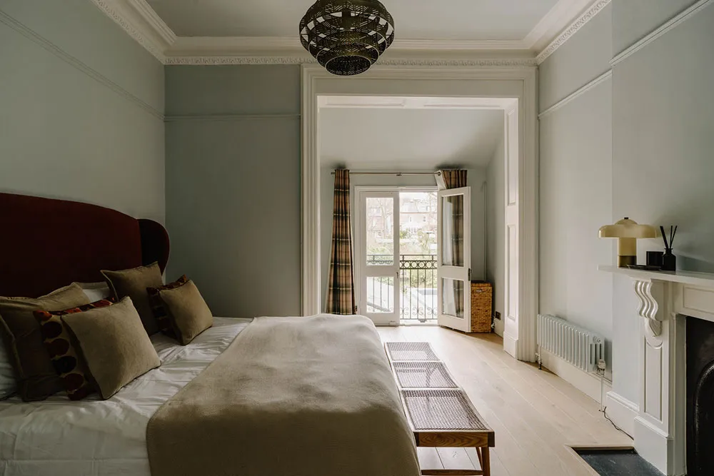 Taunhaus victoriano en Londres con interiores atmosféricos en una gama de colores elegante - Gallery image 12