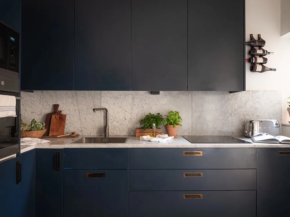 Paredes beige y decoración elegante en una casa sueca (71 m²) - Gallery image 15