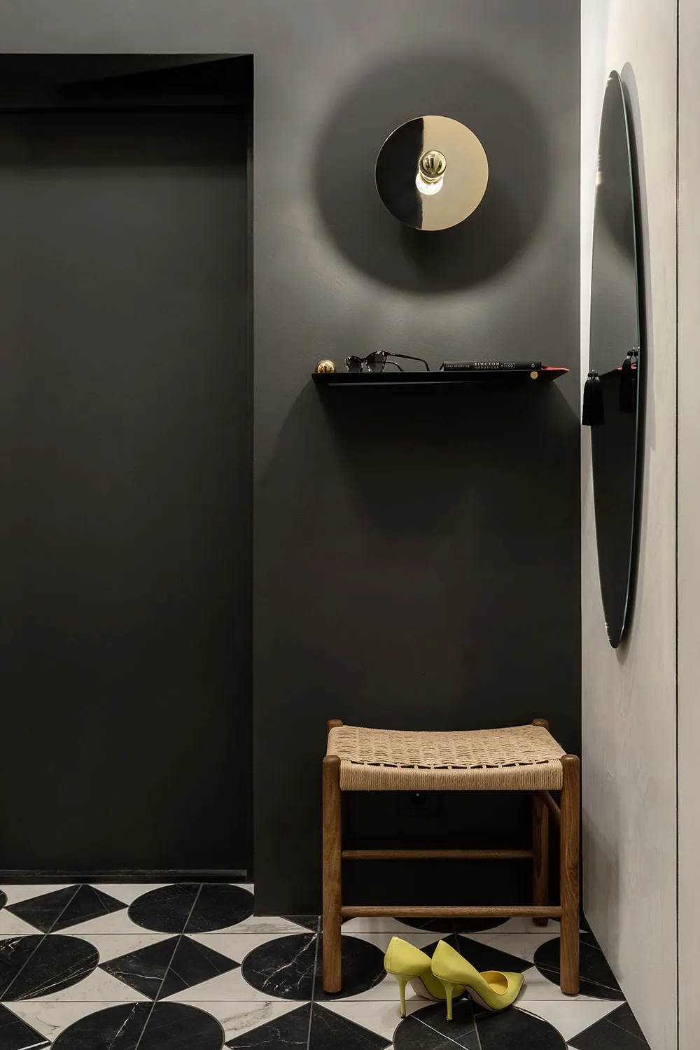 Schwarze Akzente und skandinavische Möbel: Stilvolle Wohnung in Kiew - Gallery image 33