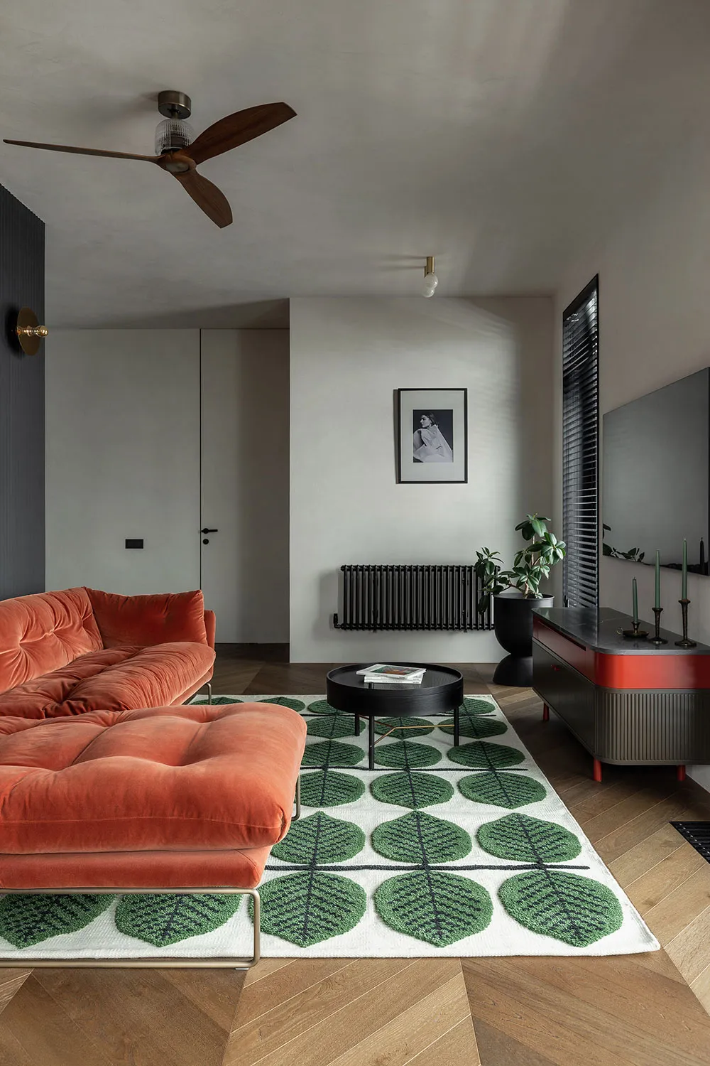 Schwarze Akzente und skandinavische Möbel: Stilvolle Wohnung in Kiew - Gallery image 1