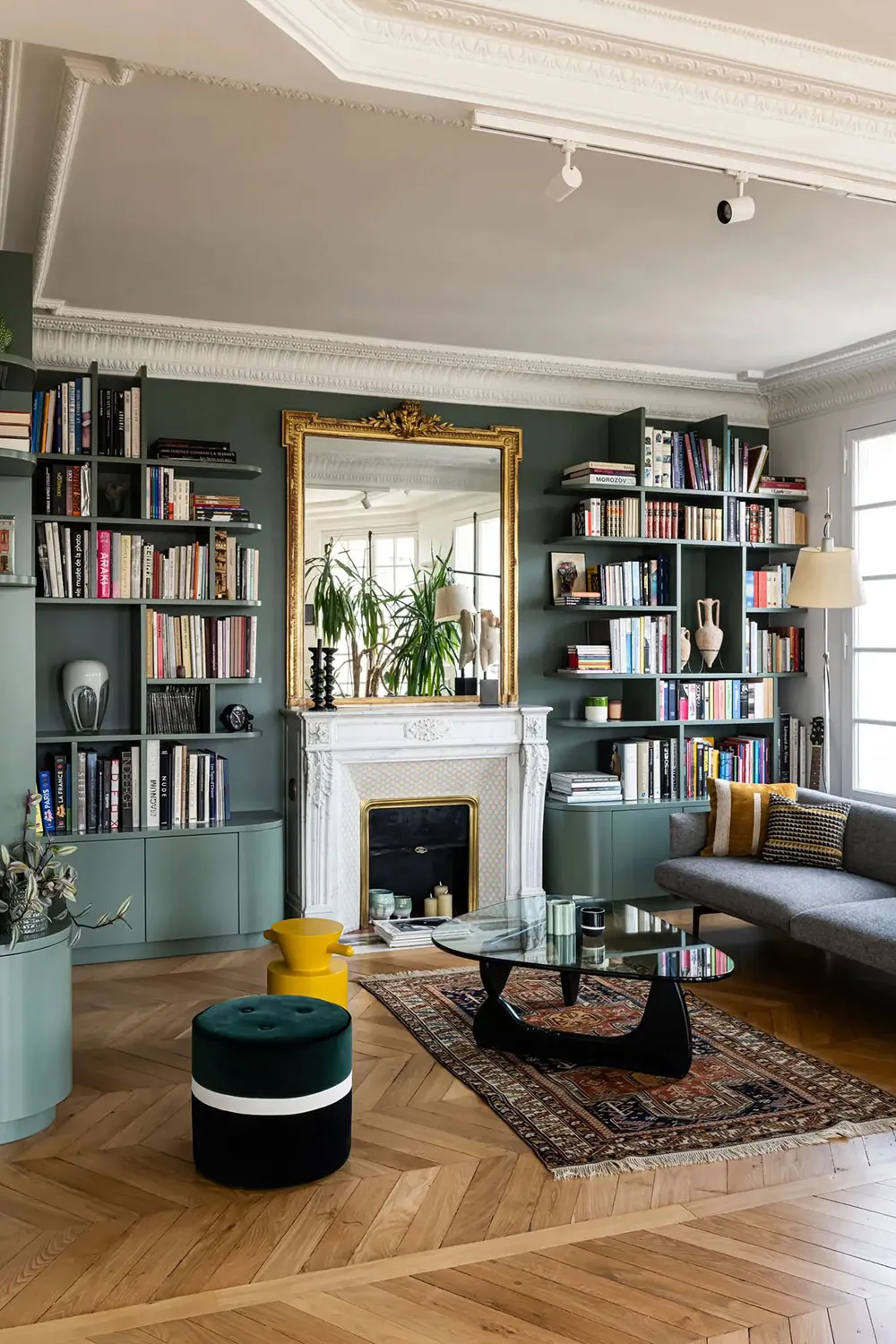 Vert et bleu foncé dans les intérieurs d'une élégante appartement parisien - Gallery image 1