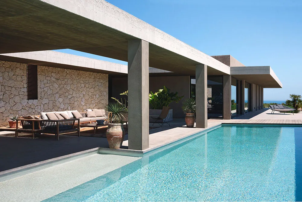 Яркая плитка и стильный дизайн: курортная вилла с бассейном на Сицилии - Gallery image 23