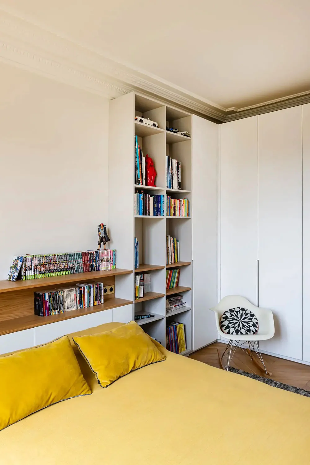 Vert et bleu foncé dans les intérieurs d'une élégante appartement parisien - Gallery image 23