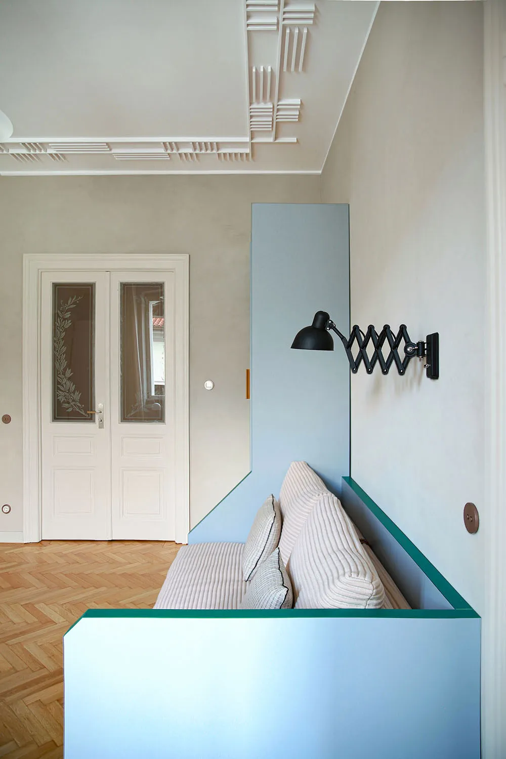 Mueble de diseño y minimalismo elegante: apartamento en edificio histórico en Trieste, Italia - Gallery image 11