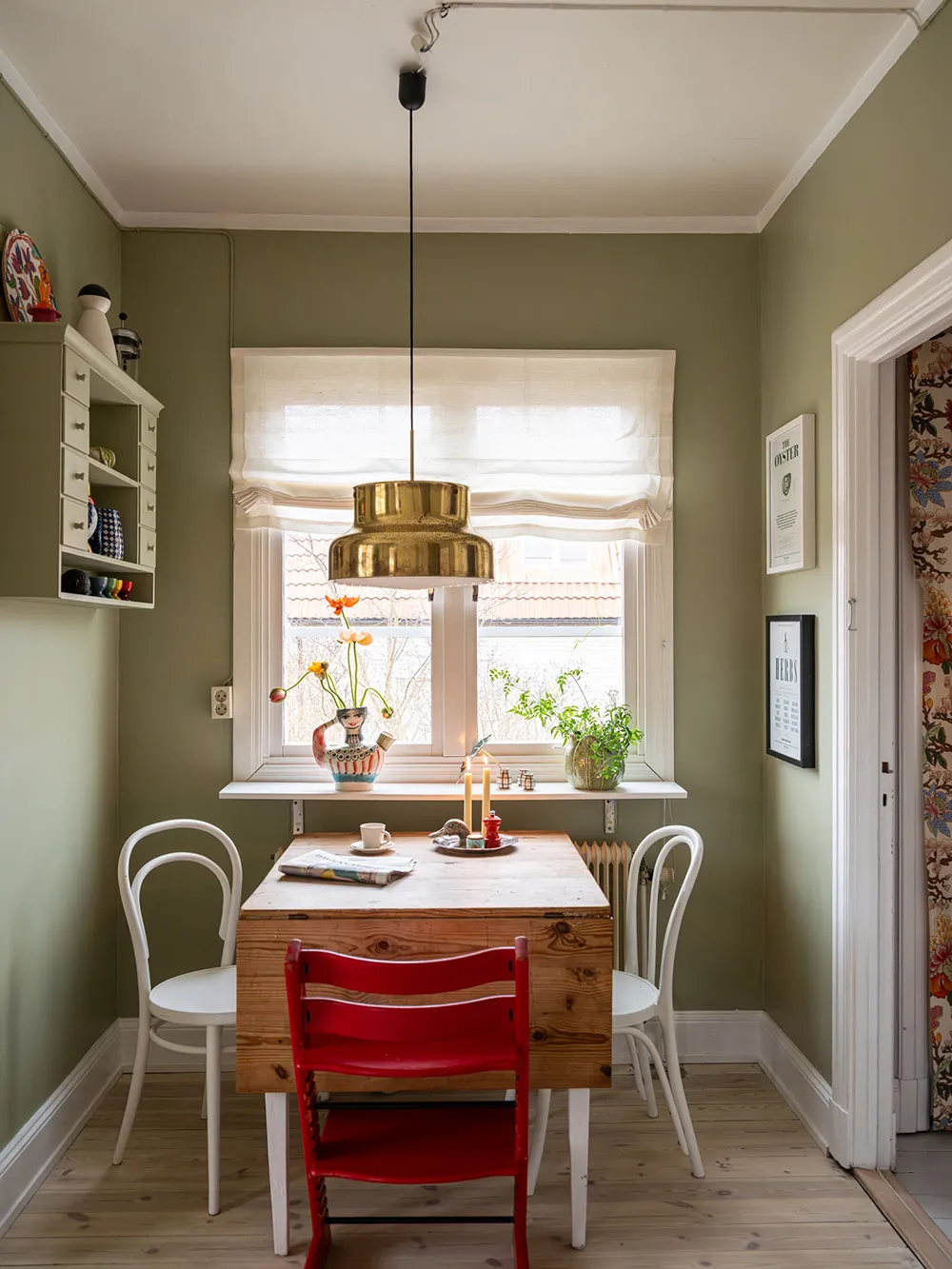 Красиві відтінки в інтер’єрах та зимовий сад: незвичайна дача в Швеції - Gallery image 18